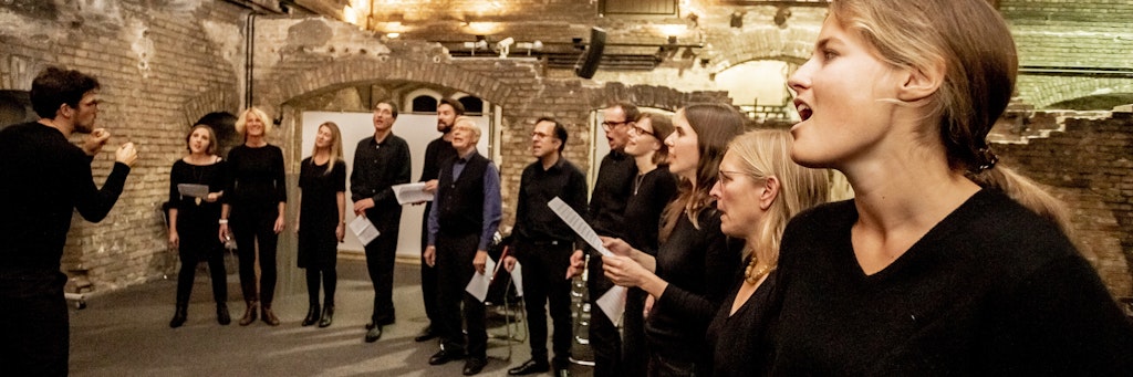 Mitglieder der „Singing Shrinks“, einem Chor aus Psychiatern, Neurologen und Psychologen, proben in der Hörsaalruine der Berliner Charité. 