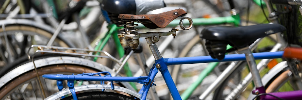 ARCHIV - 17.06.2019, Sachsen-Anhalt, Halle/Saale: Fahrräder stehen vor der Kunsthochschule Burg Giebichenstein. Am 3.06.2020 ist der Weltfahrradtag. Foto: Hendrik Schmidt/dpa-Zentralbild/dpa +++ dpa-Bildfunk +++