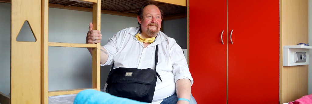 08.06.2020, Berlin - Deutschland. Wolfgang Knie (56) war Dozent in Spanien und ist trotz der Corona-Wirren endlich wieder in Berlin, wo er im Obdachlosenheim in der Stadtmission wohnt.