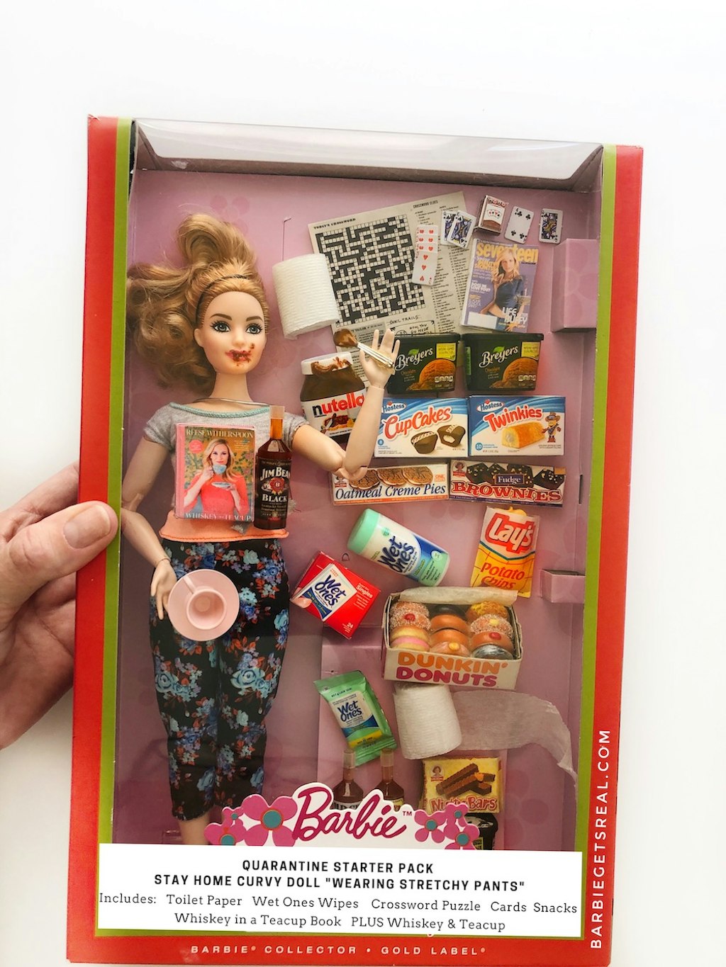 Das „Quarantäne Starter-Pack“ beinhaltet eine Barbie mit Stretch-Hosen und diversen Snacks.