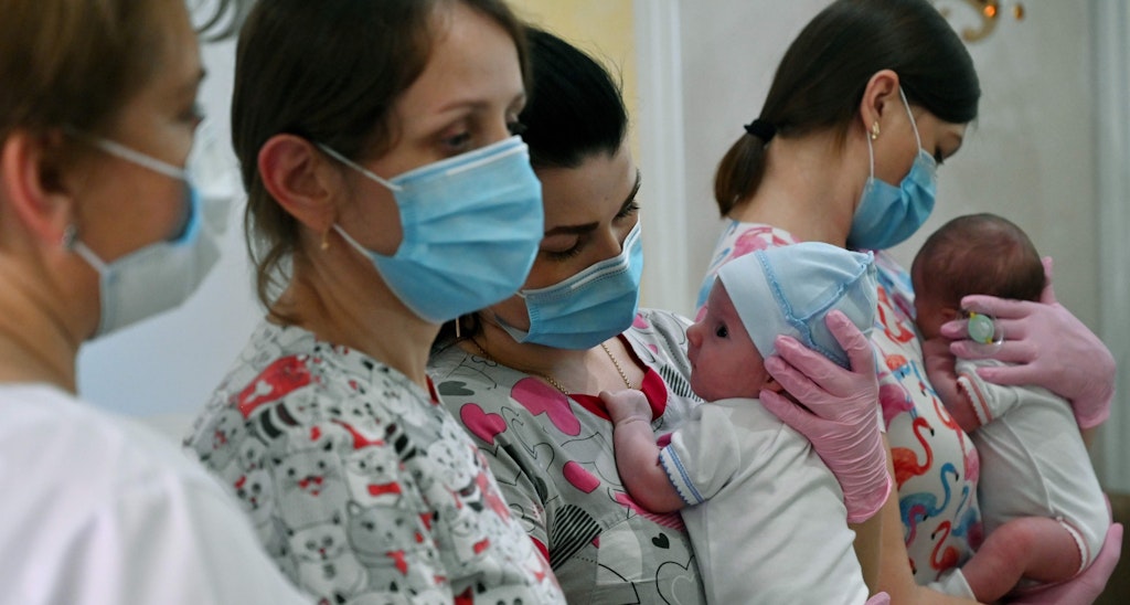 Krankenschwestern kümmern sich im Hotel Venice in der ukrainischen Hauptstadt Kiew um die Babys von Leihmüttern.
