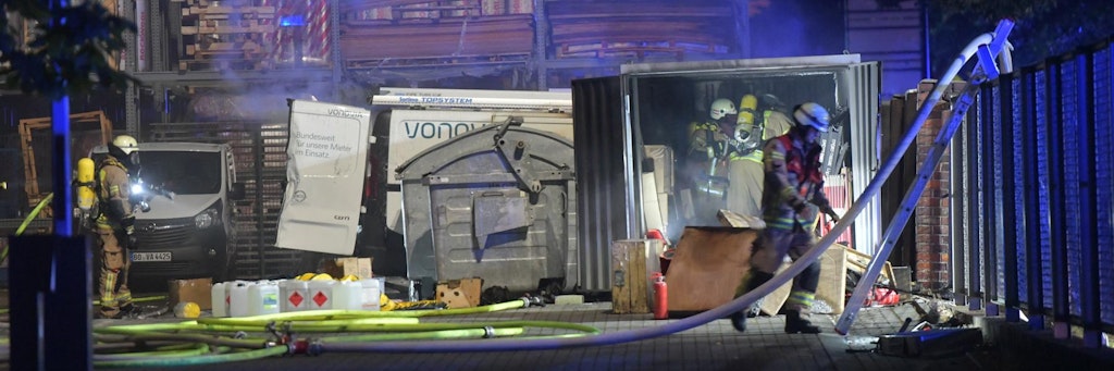 Die Flammen sind gelöscht. Linksextremisten sollen in Tempelhof zwei Firmenwagen von Vonovia angezündet haben. 