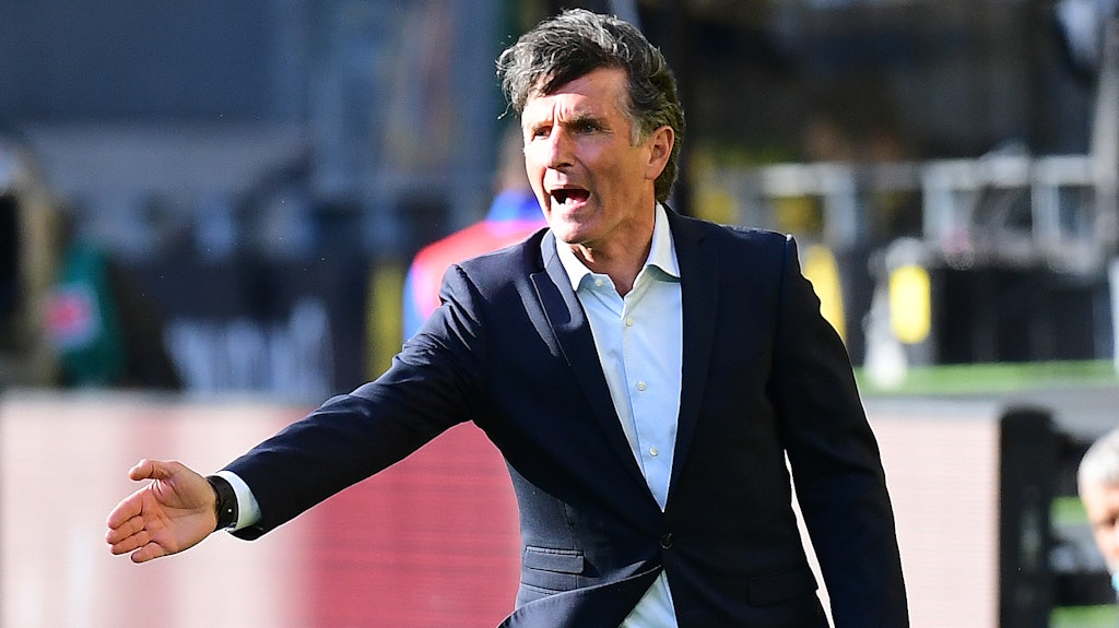 Trainer Bruno Labbadia treibt die Hertha-Profis an. Am Samstag soll der nächste Sieg gegen Frankfurt folgen.