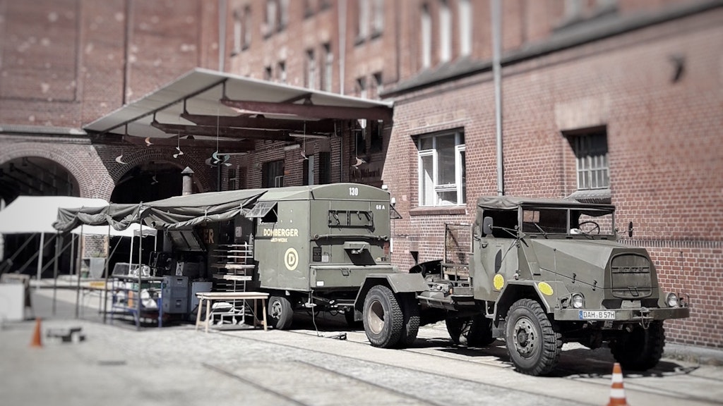 Die ehemalige Feldbäckerei der Schweizer Armee mit Zugfahrzeug.