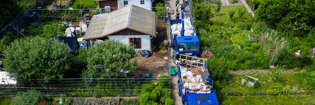 Mitarbeiter vom Technischen Hilfswerk (THW) reißen die Gartenlaube des Verdächtigen im Missbrauchsfall von Münster ab.