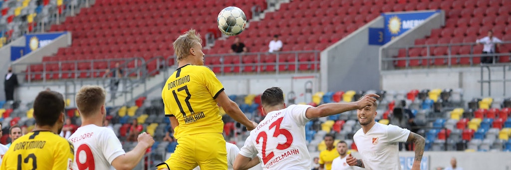 Dortmunds Erling Haaland springt am höchsten und köpft in der Nachspielzeit zum 1:0 gegen Düsseldorf ein.z