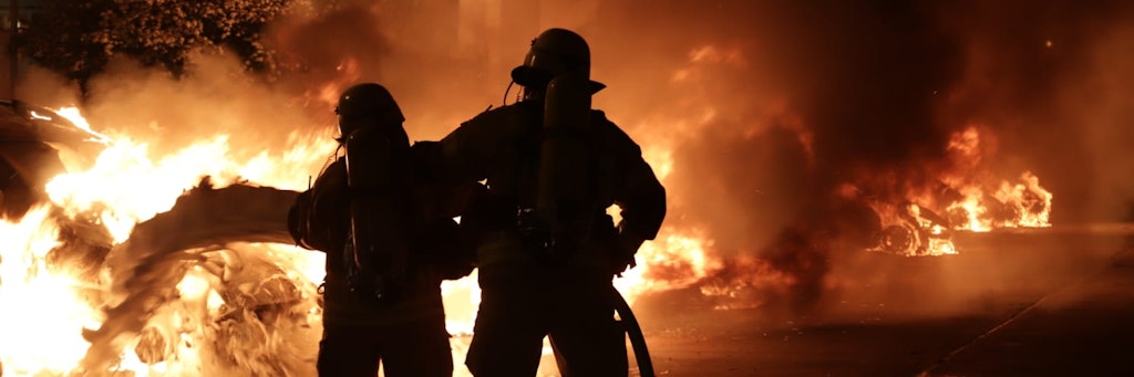 Vorne lodert das Feuer, aber auch von hinten kann es für die Feuerwehrleute gefährlich werden, wenn sie angegriffen werden. 
