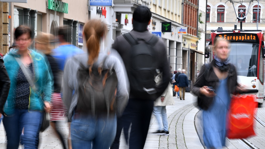 Passanten tummeln sich im Stadtzentrum von Erfurt. Als erstes Bundesland hob Thüringen die Kontaktbeschränkungen auf. 