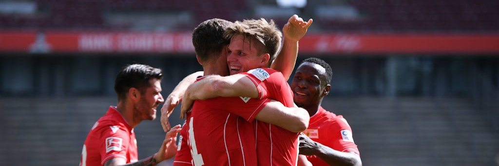 So seh'n Sieger aus. Es jubeln Torschütze Christian Gentner (2.v.l.) mit Vorlagengeber Marius Bülter. Im Hintergrund freuen sich Christopher Trimmel (l.) und Anthony Ujah (r.) Berlin.