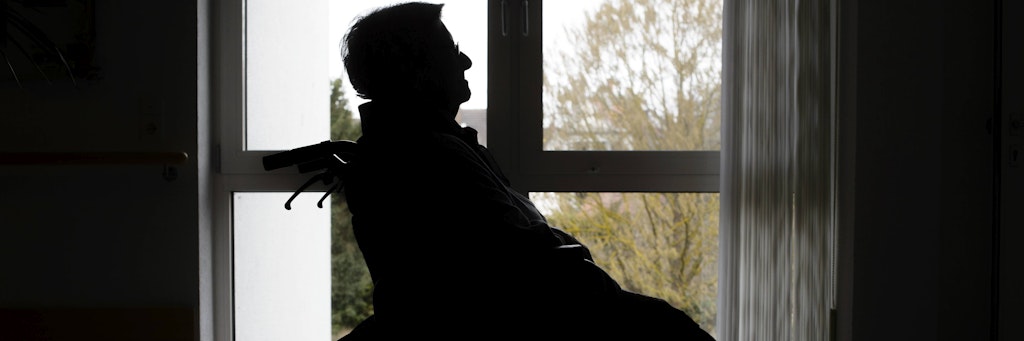 Ruhiggestellt und in die Ecke geschoben? Um den Einsatz von Antipsychotika in Altenpflegeheimen tobt Streit. 