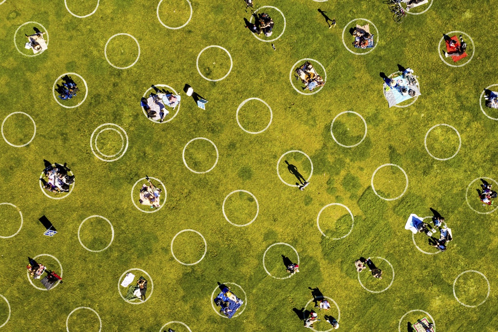 Menschen sitzen im Dolores Park innerhalb von aufgezeichneten Kreisen, die dazu beitragen sollen, die soziale Distanzierung einzuhalten und dadurch die Ausbreitung des Coronavirus zu verhindern. 