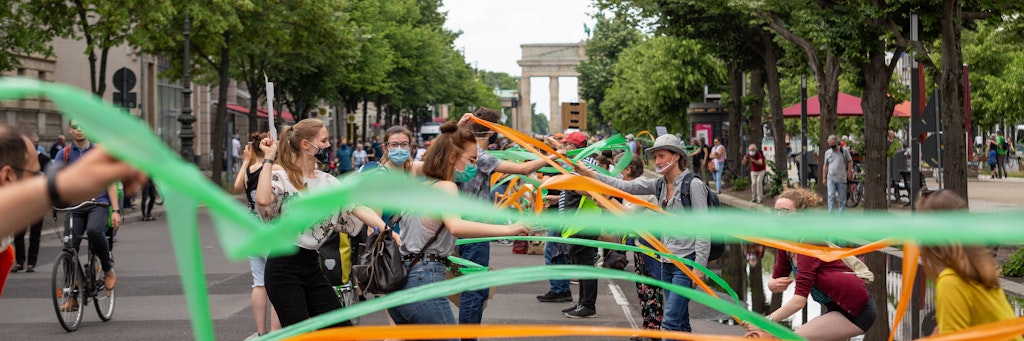 Tausende Menschen bildeten in Berlin eine kilometerlange Schlange vom Brandenburger Tor bis nach Neukölln.