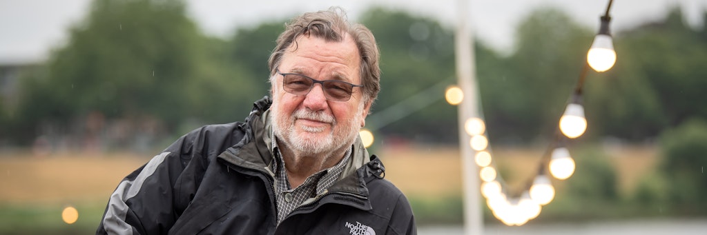 Deutschrocker Klaus Lage steht an der Weser.