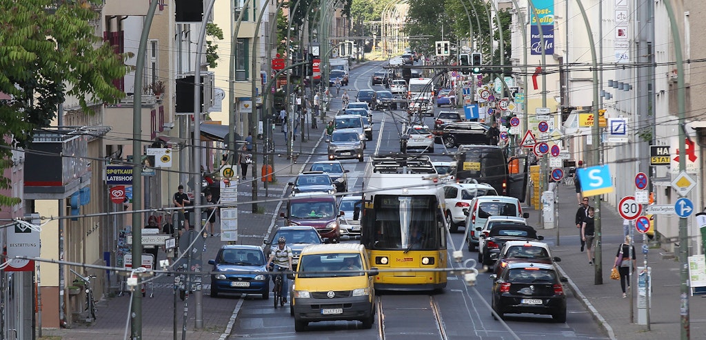 Wenn eine Straßenbahn kommt, wird es besonders eng auf der Dörpfeldstraße. Ein Umbau soll das Verkehrschaos beenden. Die Straße soll zum Aushängeschild Adlershofs werden.