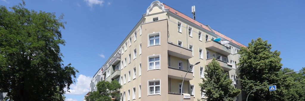 Alle Mieter des Wohnblocks an der Harzer Straße, Ecke Treptower Straße, in Neukölln müssen in Corona-Quarantäne.