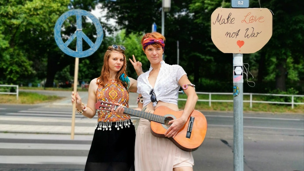 Auch das gibt's: In der Friedensstraße verbreiteten die beiden, passend zum Namen, Woodstock-Atmosphäre.