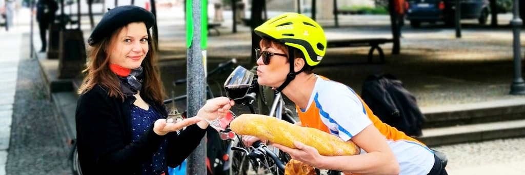 Mit Baguette und Wein in der Französischen Straße: Friederike Sturm und Maria Barthel am Gendarmenmarkt.