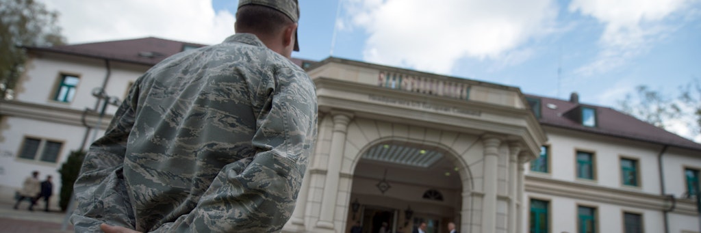 Mitglieder der US-Streitkräfte stehen am Hauptquartier der Patch Barracks. US-Präsident Donald Trump hat bestätigt, dass er die Zahl der US-Soldaten in Deutschland auf 25 000 reduzieren möchte.<br>