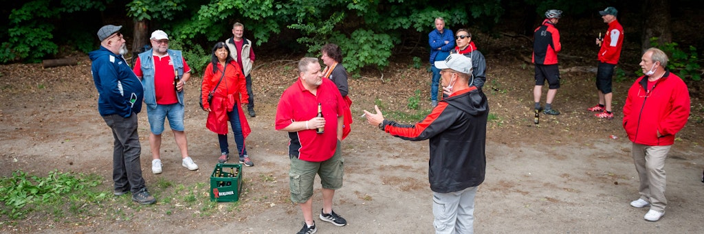 Fans des 1. FC Union unterstützen ihre Mannschaft während des Spiels unter Einhaltung der Abstands-Regeln auf der Waldseite.