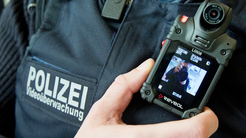 Ein Beamter der Bundespolizei zeigt im Ostbahnhof eine Bodycam zur Videoüberwachung. 