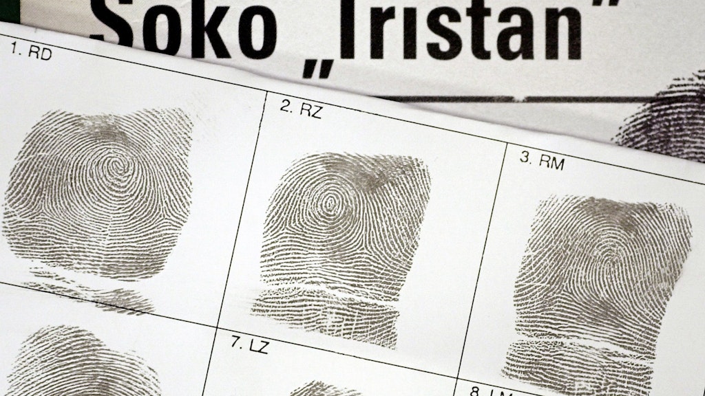 Auf einer "Fingerabdruckkarte" der Polizei sind die Fingerabdrücke einer männlichen Hand von der Soko "Tristan" im Polizeipräsidium Frankfurt festgehalten. 