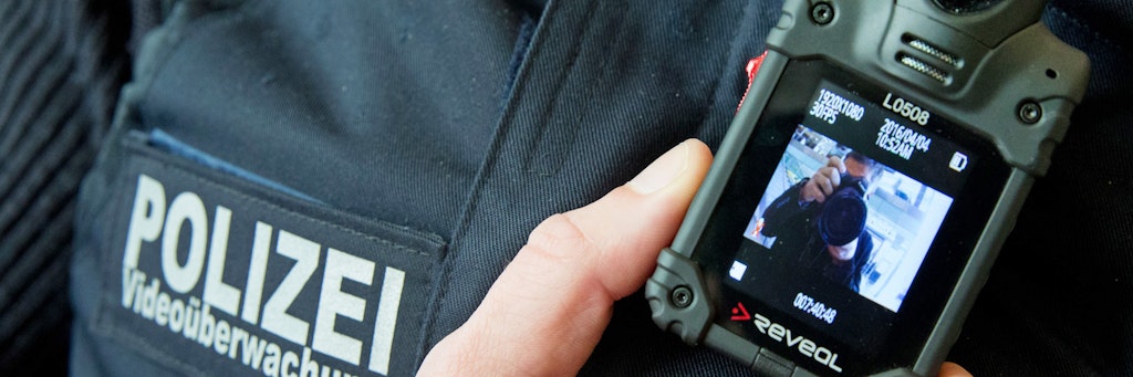 Berlin: Ein Beamter der Bundespolizei zeigt im Ostbahnhof eine Bodycam zur Videoüberwachung. <br><br>