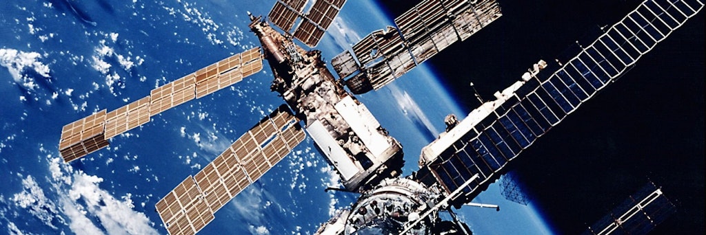 Die damalige russische Raumstation «Mir» mit der Erde im Hintergrund aufgenommen von der Raumfähre Atlantis.