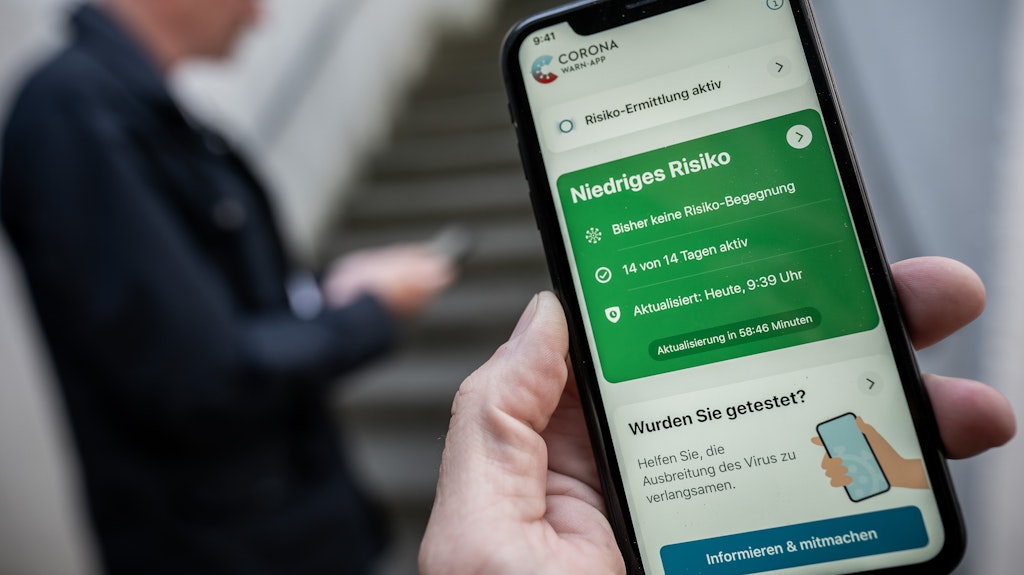 Die neue Corona-Warn-App soll Nutzern mitteilen, ob sie sich in der Nähe eines Corona-Infizierten aufgehalten haben.