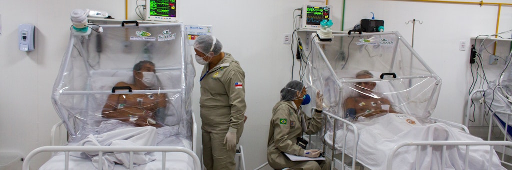 Krankenpfleger im brasilianischen Manaus unterhalten sich mit Patienten auf der Intensivstation.