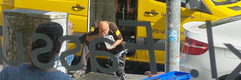 Einer der beiden Geldboten reibt sich die Augen. Er wurde bei dem Überfall mit Pfefferspray angegriffen, weil er den Koffer nicht hergeben wollte.<br>