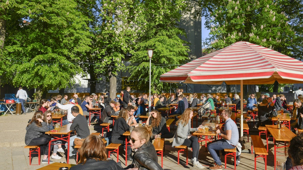 Senat will Kontaktbeschränkungen der Coronakrise aufheben. Auch ein gemütliches Feierabendbier wie hier im Prater in der Kastanienallee wird wieder normaler Alltag sein.