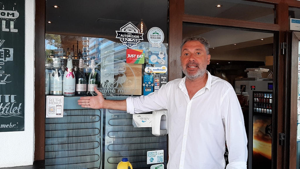 Restaurantbesitzer Luis Menor zeigt auf seinen QR-Code, mit dem die Speisekarte gelesen werden kann.