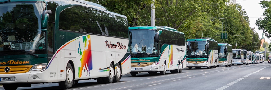Etwa 1000 Reisebusse fahren in einer Sternfahrt durch Berlin, legen gemeinsam mit einer Radfahrer-Demo die Berliner City lahm.