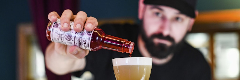 Bar-Manager Max Schulz aus dem Bonvivant in Schöneberg mixt angesagte Sommerdrinks.