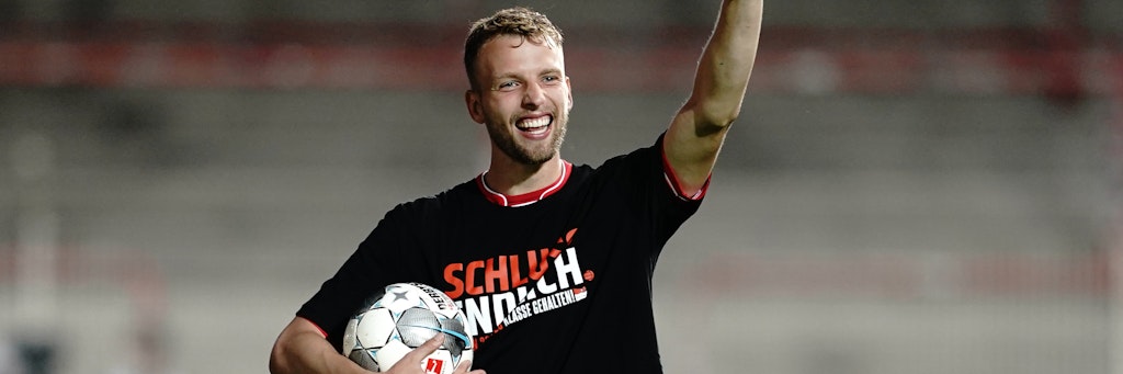 Marvin Friedrich jubelt über den Klassenerhalt.