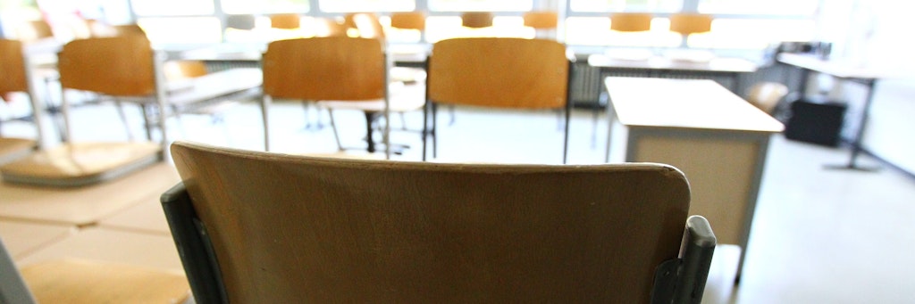 Hochgestellte Stühle in einem leeren Klassenraum. (Symbolbild)