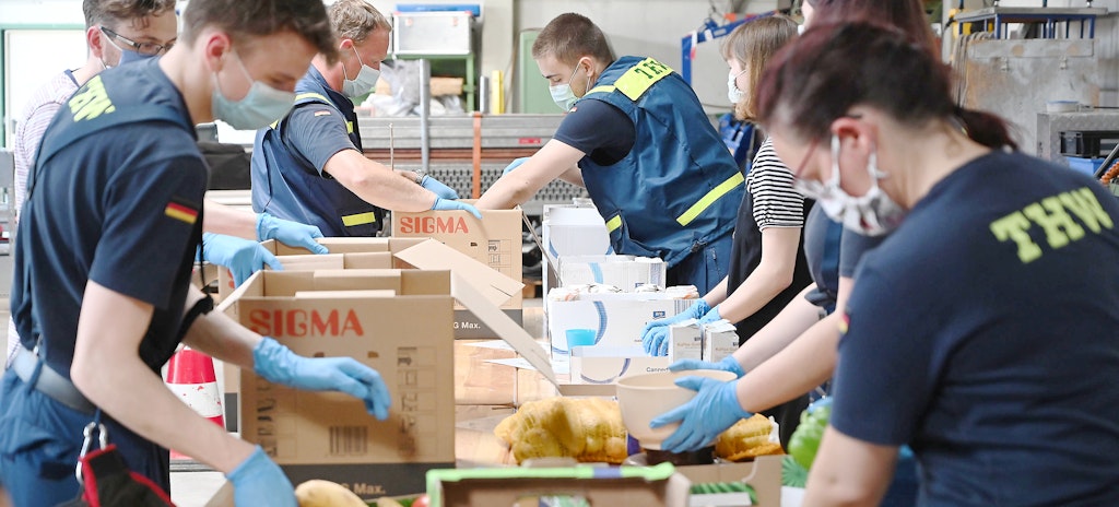 Beim THW in Neukölln werden die Lebensmittelpakete für die Menschen gepackt, die wegen Corona in Quarantäne sind.<br><br> 
