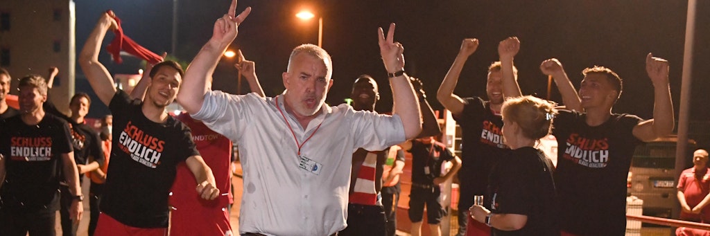 So schnell werdet ihr uns nicht los. Ausgelassen feiert Unions Präsident Dirk Zingler (M.) umringt von der Mannschaft den Klassenerhalt in der Bundesliga.
