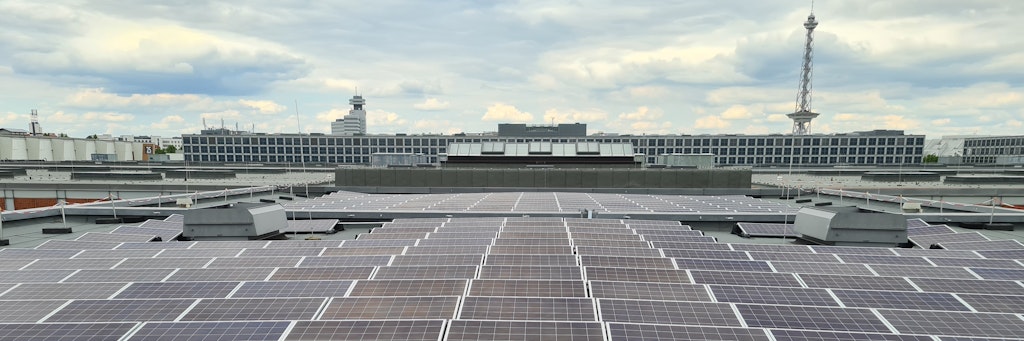 Mit 527 Quadratmeter Fläche liefert die Solaranlage über dem Messe-Eingang Süd eine Leistung von maximal 90 Kilowatt.