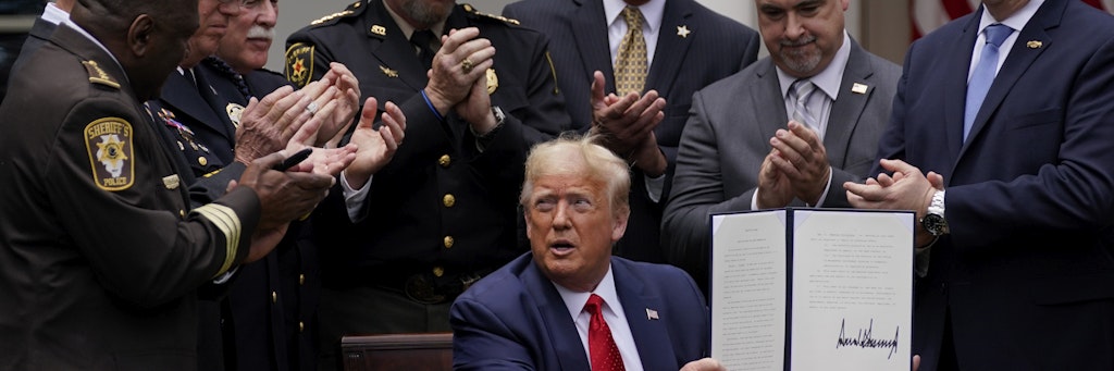 Polizeibeamte applaudieren US-Präsident Donald Trump nach der Unterzeichnung des Dekrets zur Polizeireform.
