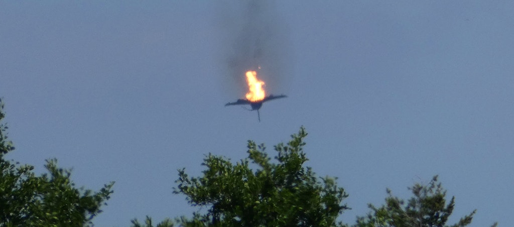 Ein brennendes Flugzeug des Typs "Eurofighter" stürzt über der Mecklenburger Seenplatte vom Himmel.