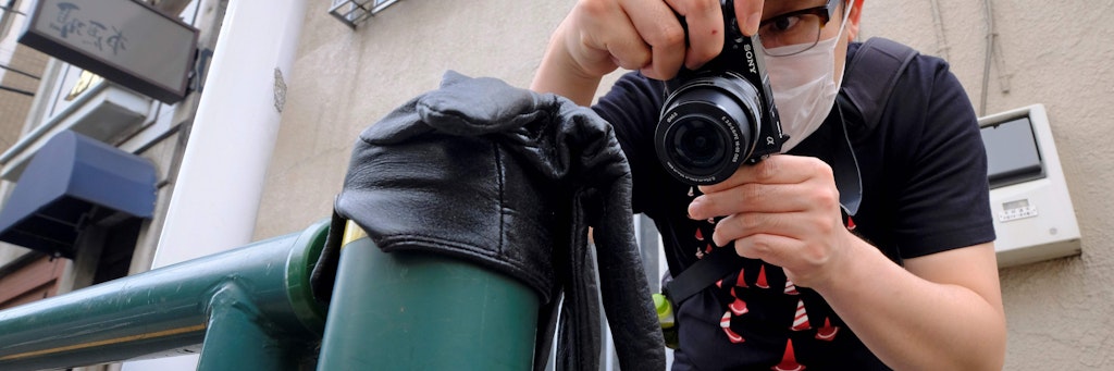 Koji Ishii fotografiert in Tokio wieder ein verloren gegangenes Einzelstück.