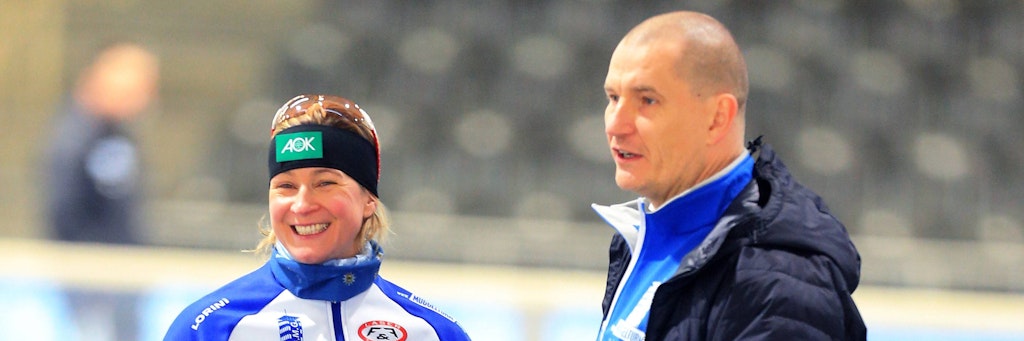 Claudia Pechstein, mit ihrem Lebenspartner nach ihrem Sieg bei der Deutschen Meisterschaft über die 3000m mit ihrem Lebenspartner Matthias Große.