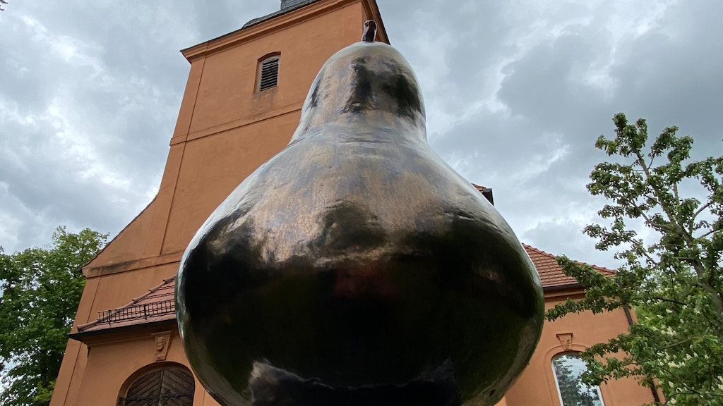 Das Kunstwerk „Birne von Ribbeck“ von Juliane E. Gansen steht vor der evangelischen Kirche in der brandenburgischen Gemeinde Ribbeck. 