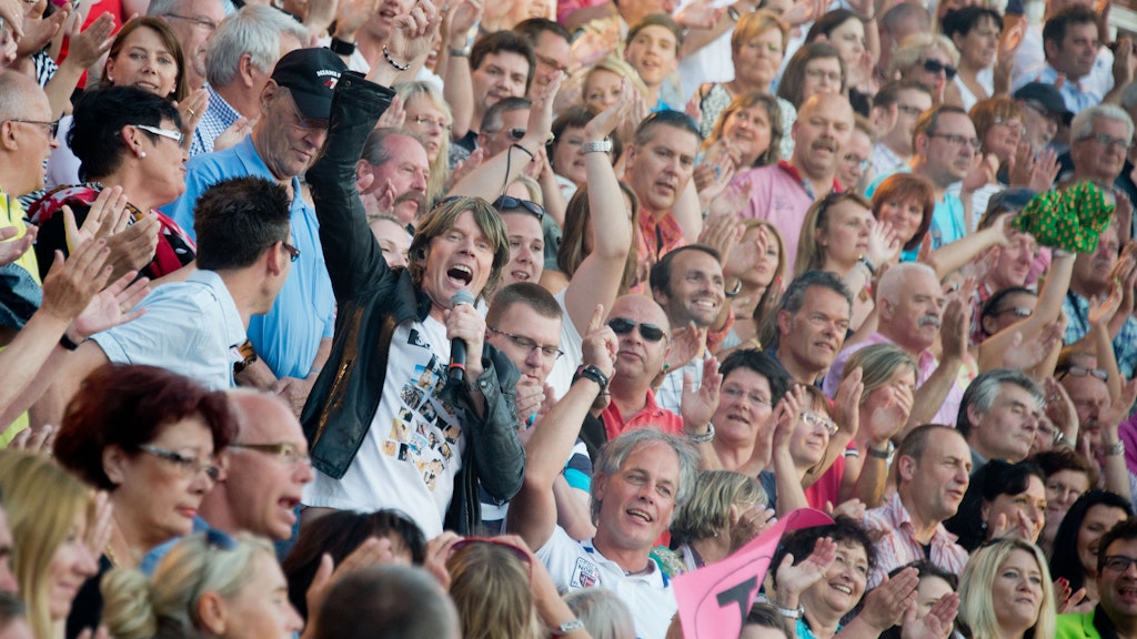 Mickie Krause steht in der ZDF-Sendung „Wetten, dass..?“ in der Stierkampfarena "Coliseo Balear" bei seinem Auftritt mitten im Publikum.