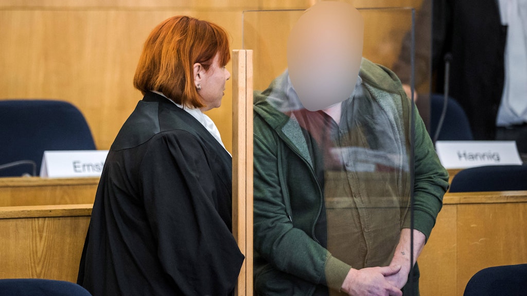 Der Mitangeklagte Markus H. mit seiner Verteidigerin vor dem Oberlandesgericht in Frankfurt. 