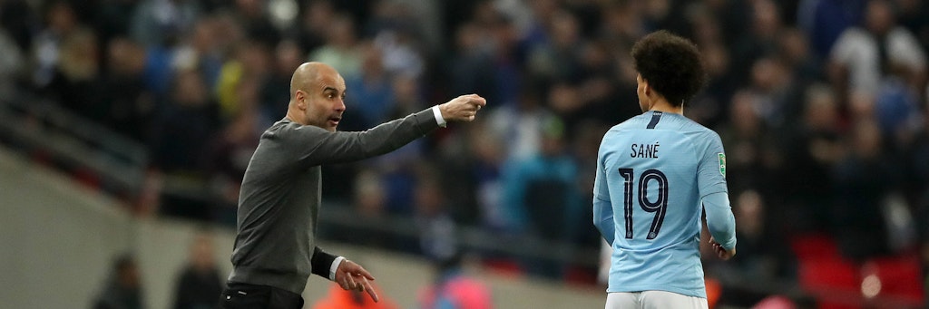 Leroy Sané (r.) hört nicht mehr lange auf die Kommandos von Manchester-City-Trainer Pep Guardiola. Der Nationalspieler will England verlassen. 