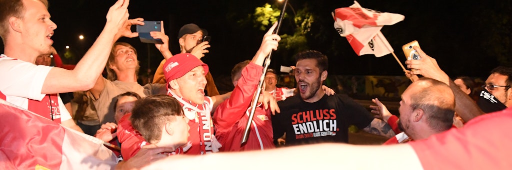 Christopher Trimmel (schwarzes T-Shirt) feiert am Dienstag auslassen ganz nah mit den Fans.