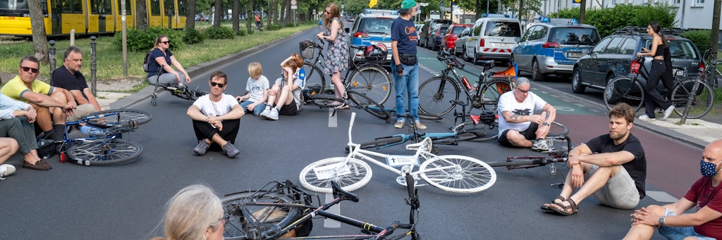 Mahnwache von RadfahrerInnen nach dem tödlichen Radunfall einer 41-Jährigen mit einer Straßenbahn am Mittwoch in Berlin-Prenzlauer Berg. 