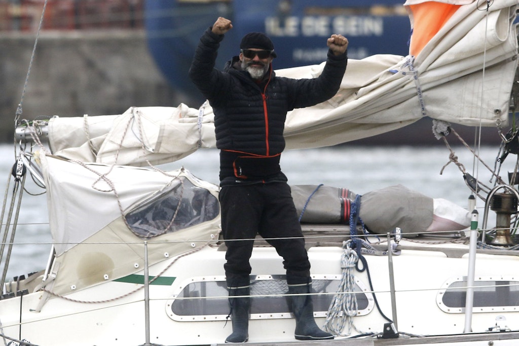 Juan Manuel Ballestero steht auf seinem Boot.